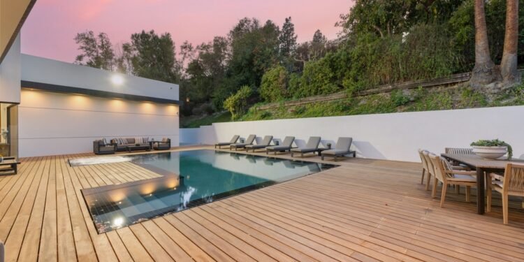 12 paprastų būdų, kaip pagyvinti lauko erdvę spalvomis