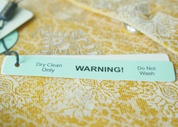 Kaip namuose išskalbti drabužius, pažymėtus „Tik sausas valymas“
