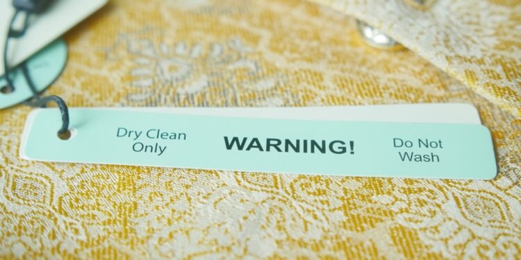 Kaip namuose išskalbti drabužius, pažymėtus „Tik sausas valymas“