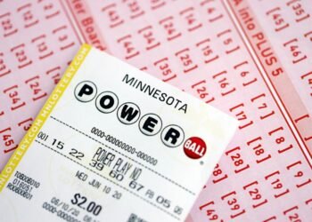 Tik nereikia stebėtis! „Mega Millions“ loterijos bilietai brangsta: ką svarbu žinoti