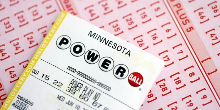 Tik nereikia stebėtis! „Mega Millions“ loterijos bilietai brangsta: ką svarbu žinoti