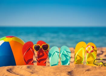 Štai kaip iš Kenijos paplūdimių surinktos panaudotos šlepetės virsta įspūdingomis skulptūromis