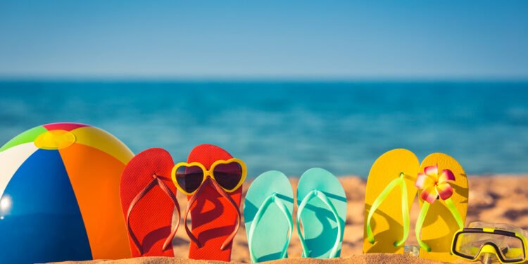 Štai kaip iš Kenijos paplūdimių surinktos panaudotos šlepetės virsta įspūdingomis skulptūromis