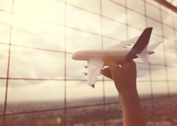 Naujas tyrimas: 10 labiausiai erzinančių dalykų skrendant lėktuvu (reitingas)