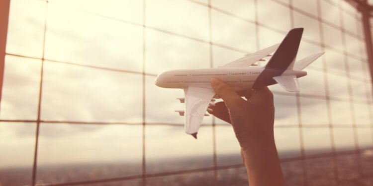 Naujas tyrimas: 10 labiausiai erzinančių dalykų skrendant lėktuvu (reitingas)