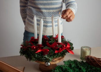 Advento žvakės padėtos ant stalo