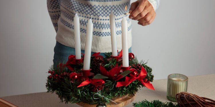 Advento žvakės padėtos ant stalo
