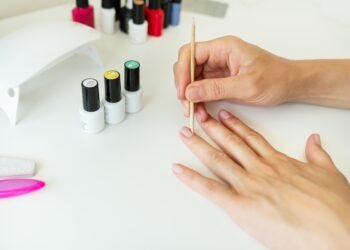 Kaip pačiai (pačiam) pasidaryti manikiūrą: 9 žingsniai