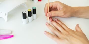 Kaip pačiai (pačiam) pasidaryti manikiūrą: 9 žingsniai