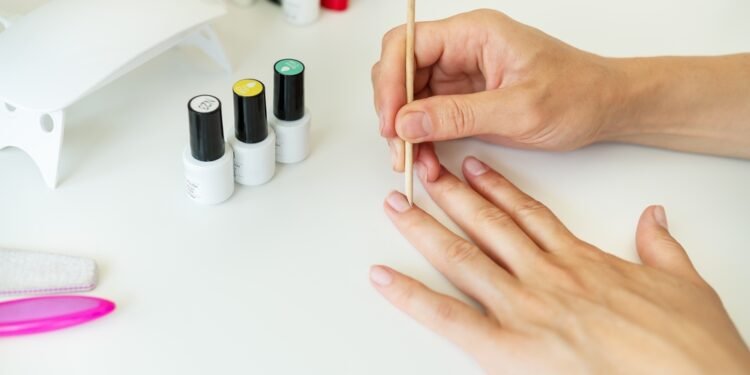 Kaip pačiai (pačiam) pasidaryti manikiūrą: 9 žingsniai