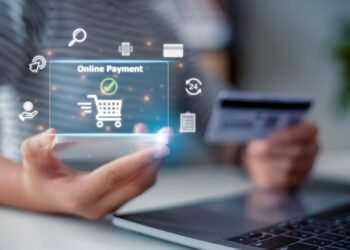 Nauja ataskaita: vis daugiau amerikiečių taip apmoka už maistą – ekspertai įspėja apie pasekmes