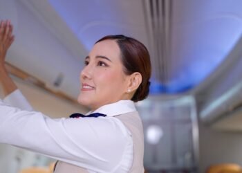 Tikroji priežastis, kodėl stiuardesė nekels jūsų rankinio bagažo į lentyną virš galvos