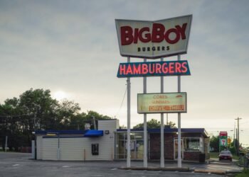 10 brangiausių JAV miestų, kuriuose brangiausiai kainuoja mėsainis, bulvytės ir gaivusis gėrimas