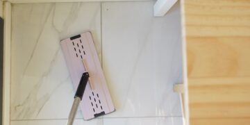 Kaip išvalyti marmurines grindis, kad jos blizgėtų