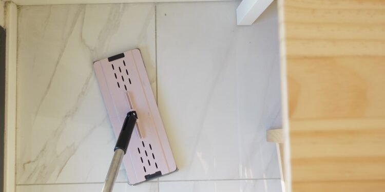 Kaip išvalyti marmurines grindis, kad jos blizgėtų