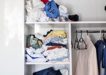 Kaip suskirstyti drabužius spintoje pagal spalvas, kad būtų tvarkinga