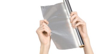 Gudrus triukas su aliuminio folija padės išlaikyti švarų vieną ypač nešvarų virtuvės kampą