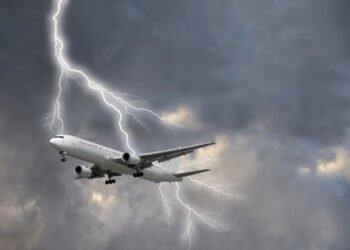 Kas iš tiesų nutinka, kai lėktuvą sukrečia turbulencija