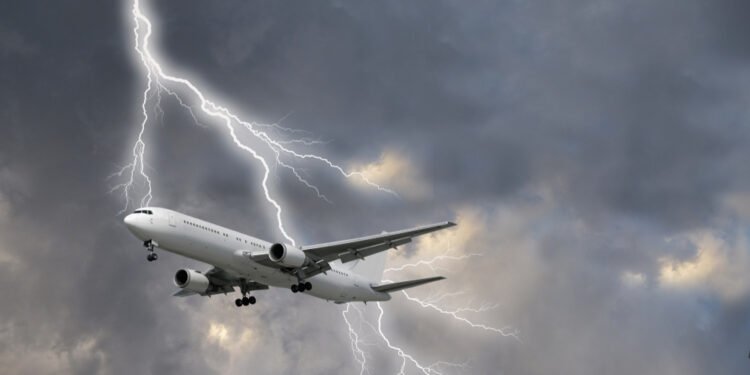 Kas iš tiesų nutinka, kai lėktuvą sukrečia turbulencija