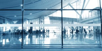 Kodėl oro uoste tenka išeiti pro trejas stiklines duris?