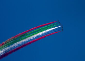 Kodėl kai kurios lėktuvuose pavaizduotos vėliavos būna „apverstos“ (nupieštos atvirkščiai)