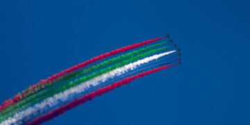 Kodėl kai kurios lėktuvuose pavaizduotos vėliavos būna „apverstos“ (nupieštos atvirkščiai)