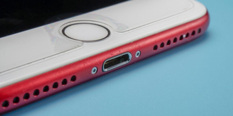 Kaip tinkamai išvalyti „iPhone“ įkrovimo lizdą