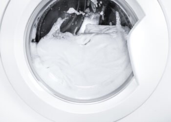 Kiek laiko galima palikti šlapius skalbinius skalbyklėje, kad nereikėtų jų skalbti iš naujo