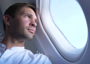 Netikėta priežastis, kodėl niekada neturėtumėte remti galvos į lėktuvo langą