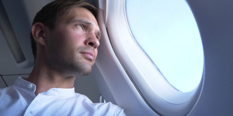 Netikėta priežastis, kodėl niekada neturėtumėte remti galvos į lėktuvo langą