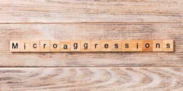 Kas yra mikroagresijos? 9 subtilūs įžeidimai, kuriuos turėtumėte liautis sakę