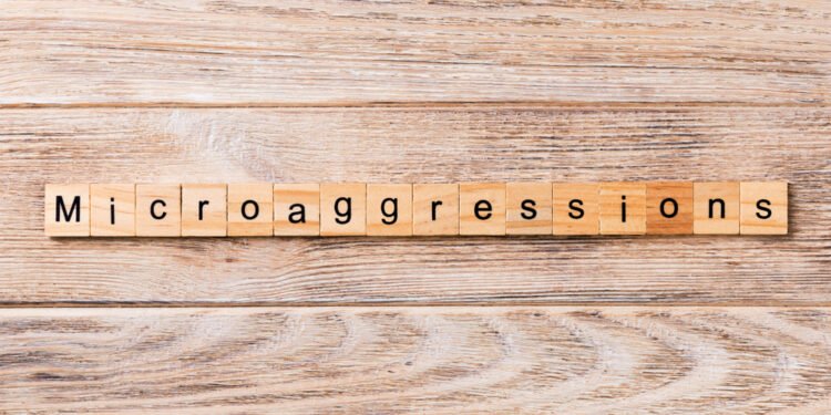 Kas yra mikroagresijos? 9 subtilūs įžeidimai, kuriuos turėtumėte liautis sakę