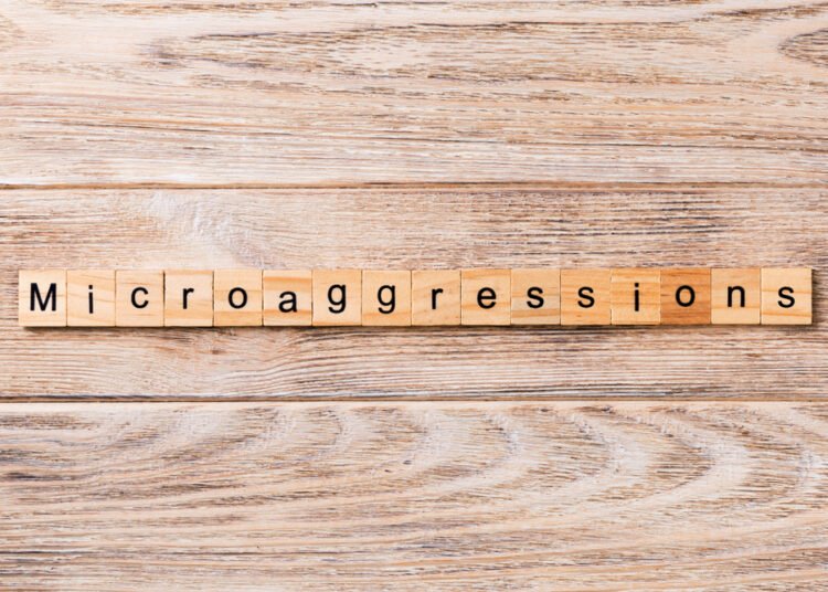 Kas yra mikroagresijos? 9 subtilūs įžeidimai, kuriuos turėtumėte liautis sakę