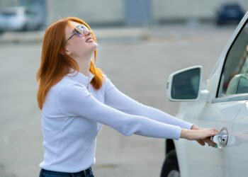 Kaip po avarijos atidaryti užstrigusias elektronines automobilio dureles – tai gali išgelbėti gyvybę