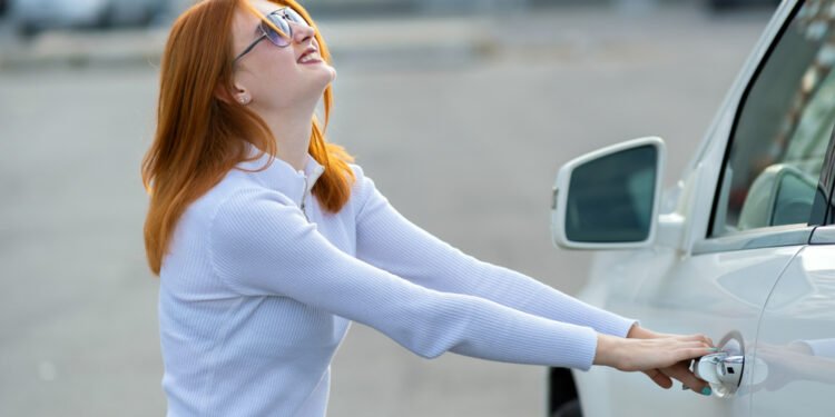 Kaip po avarijos atidaryti užstrigusias elektronines automobilio dureles – tai gali išgelbėti gyvybę