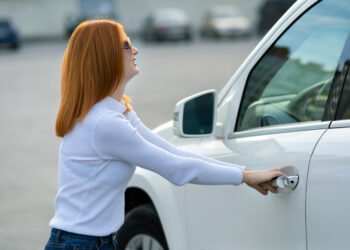 Kaip po avarijos atidaryti užstrigusias automobilio dureles su elektronine spyna – tai gali išgelbėti gyvybę