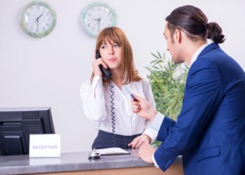 Nauja apklausa: 60 % keliautojų negali pakęsti šio nemandagaus viešbučių įpročio