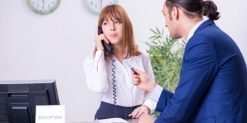 Nauja apklausa: 60 % keliautojų negali pakęsti šio nemandagaus viešbučių įpročio