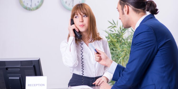 Nauja apklausa: 60 % keliautojų negali pakęsti šio nemandagaus viešbučių įpročio