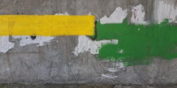 Kaip per kelias minutes nuvalyti kreidelių žymes nuo sienos