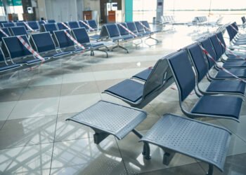 Štai netikėta priežastis, kodėl oro uostų laukimo zonų sėdynės pritvirtintos prie grindų