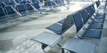 Štai netikėta priežastis, kodėl oro uostų laukimo zonų sėdynės pritvirtintos prie grindų