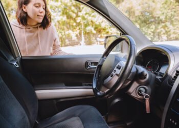 Ką daryti, jei užrakinote automobilio raktus viduje?