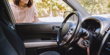 Ką daryti, jei užrakinote automobilio raktus viduje?