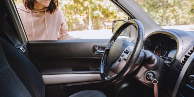 Ką daryti, jei užrakinote automobilio raktus viduje?