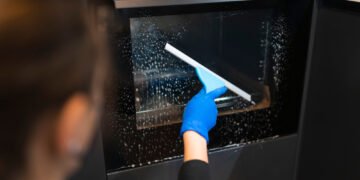 Kaip išvalyti stiklines orkaitės dureles iš vidaus ir išorės