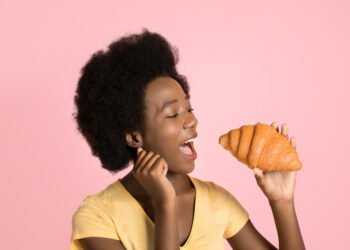 Ar kruasanus valgote neteisingai? Etiketo ekspertas teigia, kad gali būti, jog taip.