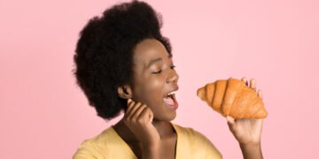 Ar kruasanus valgote neteisingai? Etiketo ekspertas teigia, kad gali būti, jog taip.