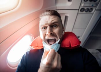 Vienintelis dalykas, kurio niekada neturėtumėte daryti per avarinę evakuaciją lėktuve