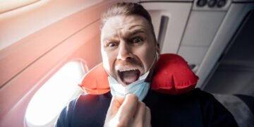 Vienintelis dalykas, kurio niekada neturėtumėte daryti per avarinę evakuaciją lėktuve